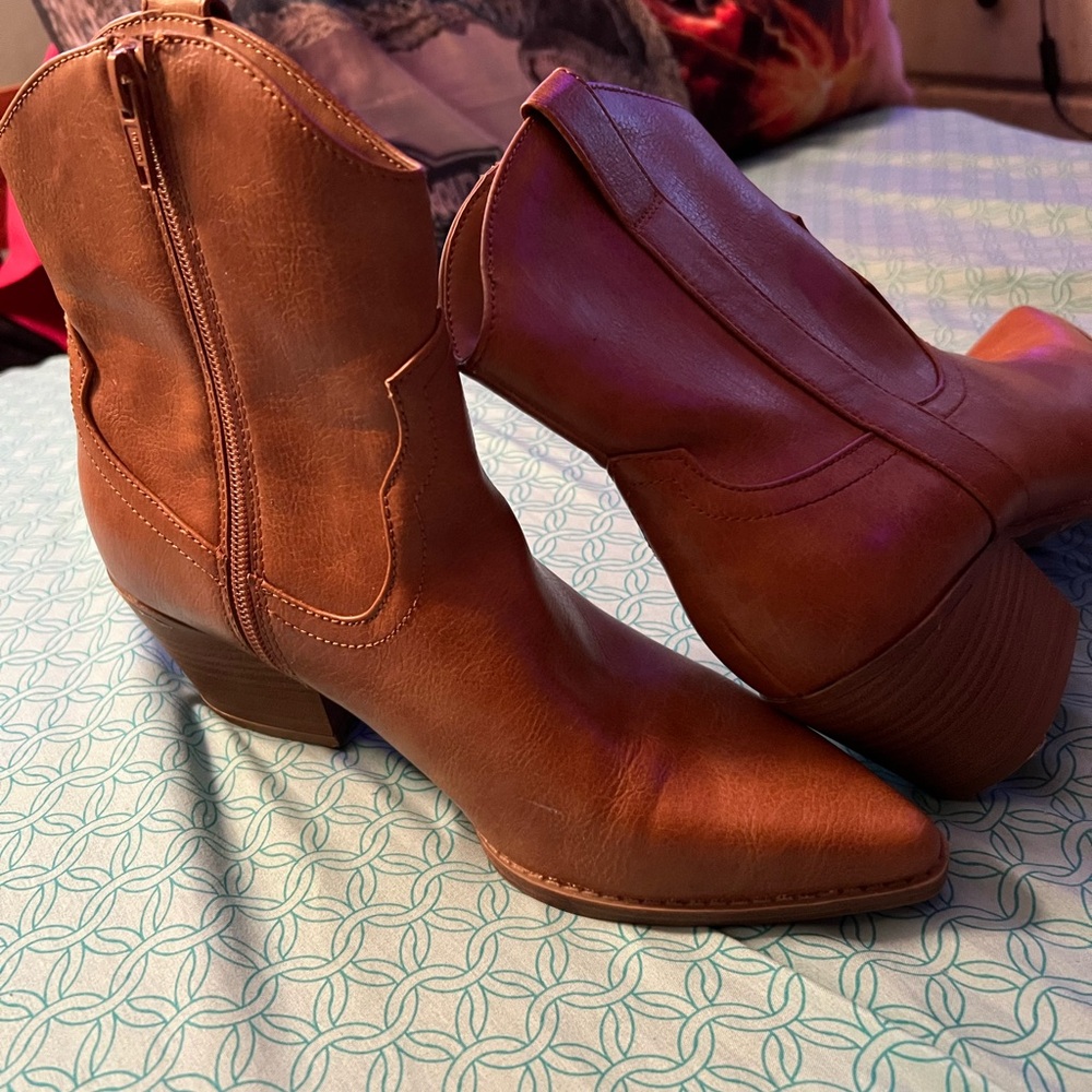Size 8 1/2 ankle boots